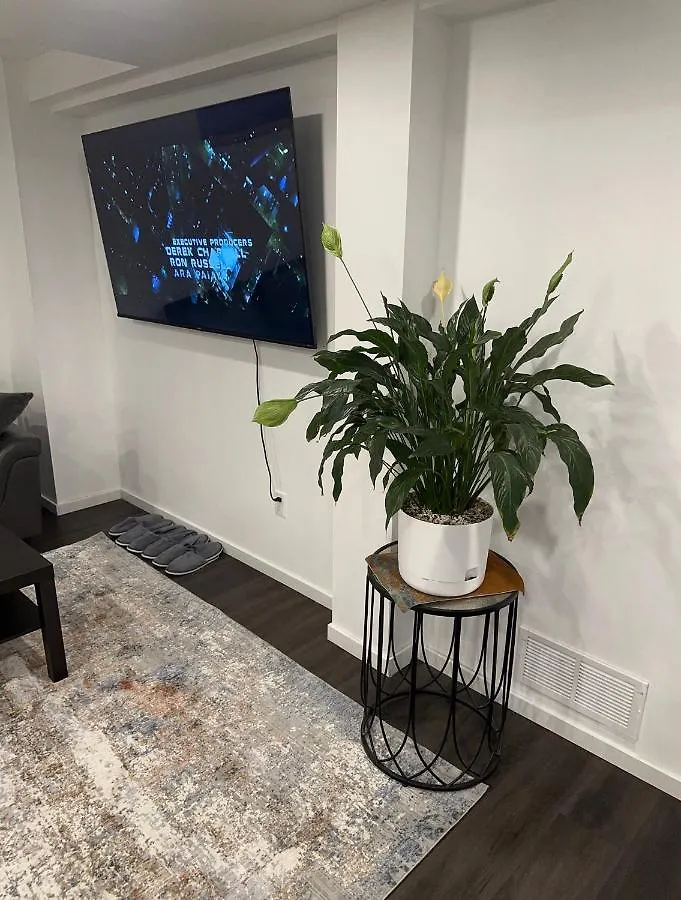 Comfortable 3 Bed Basement Unit Winnipeg 0*,